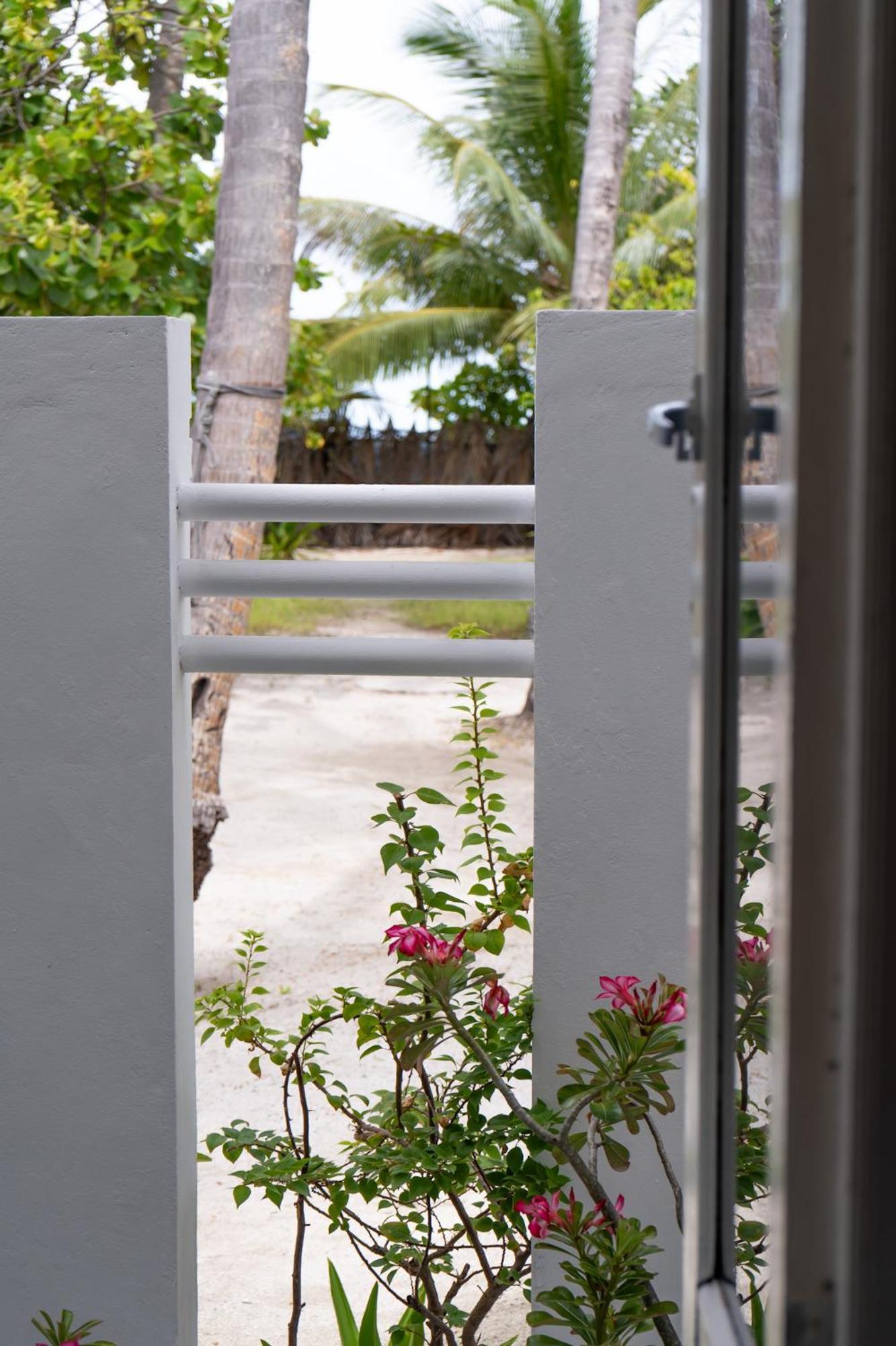 Vaali Maldives Island Escapes & Dive Hotel Felidhoo Exterior photo